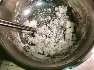 网红咸蛋黄肉松青团,25克澄粉放入盆中，倒入25克开水用筷子迅速搅匀。