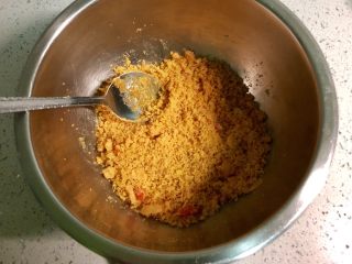网红咸蛋黄肉松青团,把咸蛋黄放入盆中碾碎。