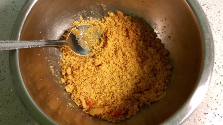 网红咸蛋黄肉松青团,把咸蛋黄放入盆中碾碎。