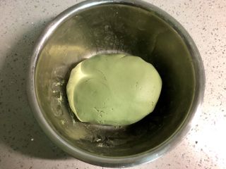 网红咸蛋黄肉松青团,揉成光滑的绿色粉团，盖好保鲜膜，做的时候揪一块包一个，防止粉团变干。