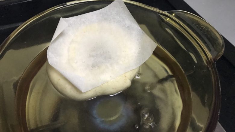 全麦贝果,发酵好的贝果连同烘焙纸正面朝下扔进锅里，约煮20-30秒。