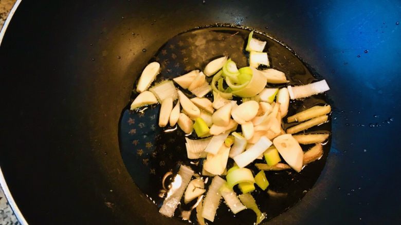 排骨豆角焖卷子,把面都拧成麻花儿后 做锅打火儿 热锅冷油下葱姜蒜炒香