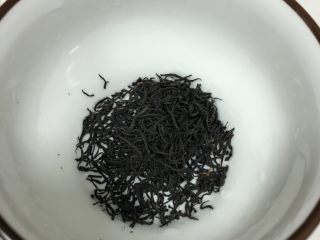 茶香鸡翅,取红茶5-10g，放于碗中