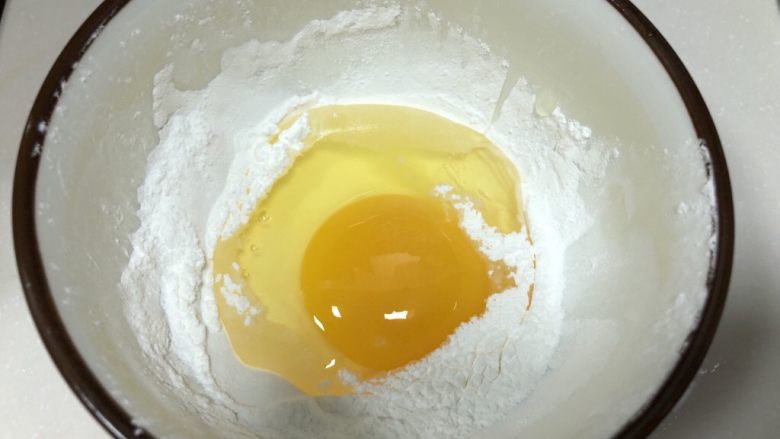 茶香鸡翅,淀粉中加入一个鸡蛋、半茶匙盐，搅拌均匀备用。