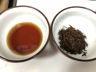 茶香鸡翅,将泡好的红茶水过滤出来，加入1茶匙盐、1茶匙白糖、1汤匙蚝油搅拌均匀；茶叶备用。