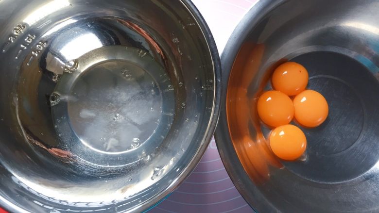 黑米糕,先将蛋清 蛋黄分离，装蛋清的盆要确保无水无油。