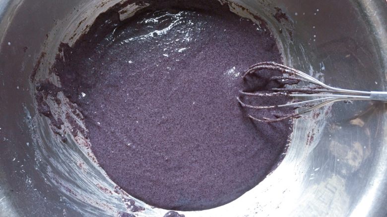 黑米糕,用蛋抽划Z字形或翻拌的手法将黑米粉混合均匀，成稍浓稠的糊状。