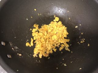 赛螃蟹,将蛋黄快速炒熟，加入另一半姜汁调料，快速出锅入盘。