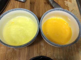 赛螃蟹,将鸡蛋的蛋清和蛋黄分开置于两个碗中，搅拌均匀。