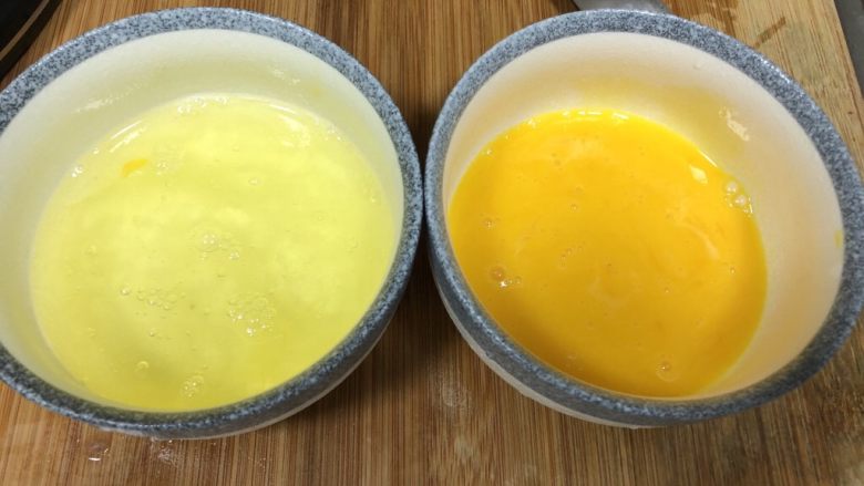 赛螃蟹,将<a style='color:red;display:inline-block;' href='/shicai/ 9'>鸡蛋</a>的蛋清和蛋黄分开置于两个碗中，搅拌均匀。
