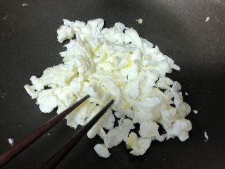 赛螃蟹,将蛋清快速炒熟，加入一半姜汁调料，快速出锅入盘。