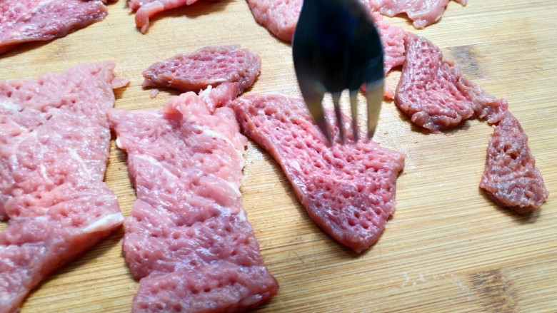 芹菜牛肉条,用小叉子把肉戳成这样。我没有肉捶只能用它了。