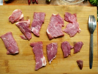 芹菜牛肉条,牛肉先切片。再准备一个小餐叉。