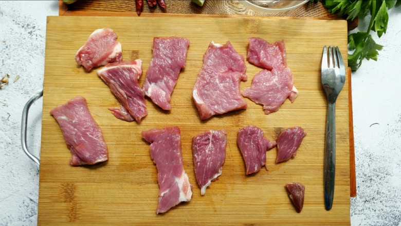 芹菜牛肉条,牛肉先切片。再准备一个小餐叉。