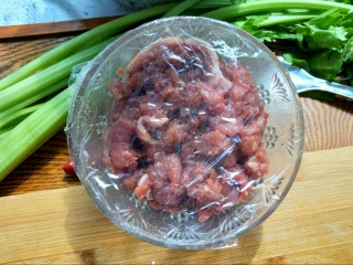 芹菜牛肉条,用保鲜膜封住，腌制1小时。能的话放冰箱里过夜，肉会更嫩。