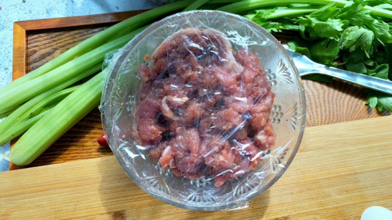 芹菜牛肉条,用保鲜膜封住，腌制1小时。能的话放冰箱里过夜，肉会更嫩。