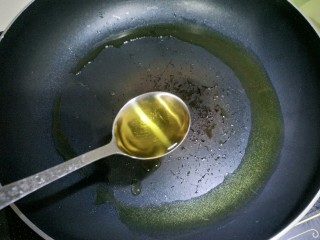 芹菜牛肉条,锅里加入3勺油。油温8成热。