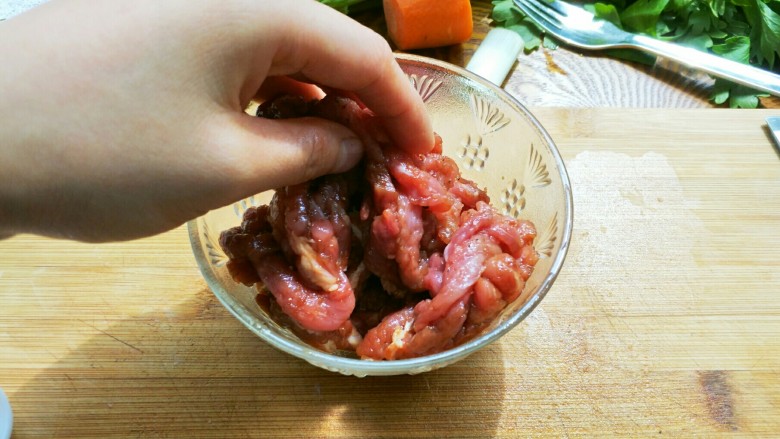 芹菜牛肉条,用手抓匀，这个过程保持1分钟以上。