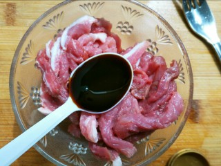芹菜牛肉条,肉放到碗里，加入一勺酱油。