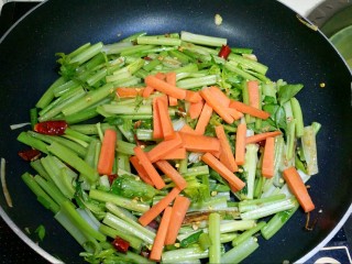 芹菜牛肉条,加入胡萝卜，继续翻炒1分钟。