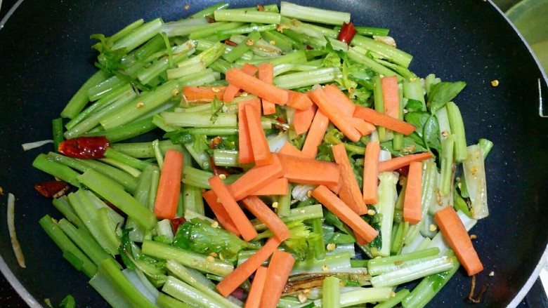 芹菜牛肉条,加入胡萝卜，继续翻炒1分钟。