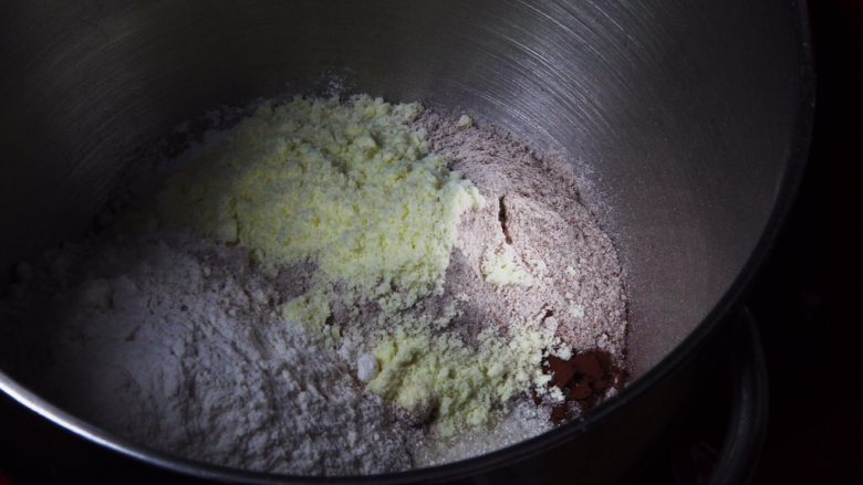 黑麦花生片吐司,其它材料放入厨师机。