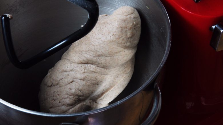 黑麦花生片吐司,厨师机二档速度搅拌，这是10分钟的状态。