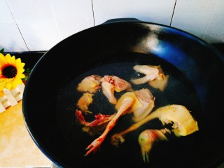 辅食计划+乳鸽红菇汤,将乳鸽肉焯水