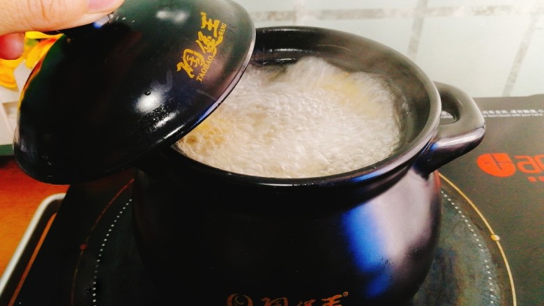 辅食计划+乳鸽红菇汤,煮开后转中小火煲10分钟