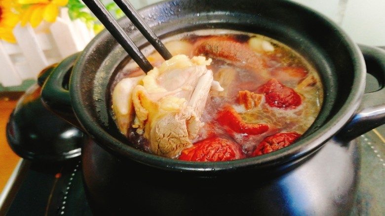 辅食计划+乳鸽红菇汤,用筷子将肉翻下