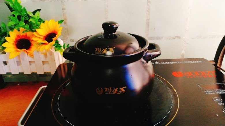 辅食计划+乳鸽红菇汤,放在电陶炉上，调大火煮开