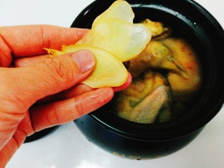 辅食计划+乳鸽红菇汤,放入姜片