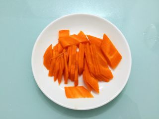 黄瓜炒肉片,胡萝卜去皮洗净切成片
