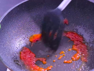 茄汁虾仁,炒锅中方有少许，油温5成热时放入白糖和一勺番茄酱小火炒化开