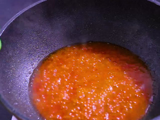茄汁虾仁,在加入少量的清水烧开