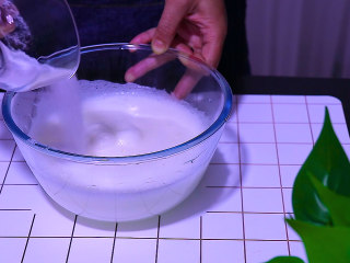 肉松盒子蛋糕,再将电动打点器调为中速打至蛋清的泡泡变细腻时，第二次加入细砂糖20g