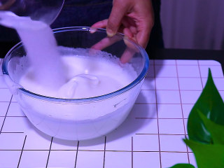 肉松盒子蛋糕,电动打蛋器继续用中速打至蛋清出现纹路时第三次加入细砂糖20g