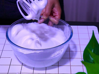 肉松盒子蛋糕,第三次加入细砂糖后，将电动打蛋器调为低速，打至提起打蛋头，蛋清出现大弯钩即可