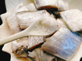 家常菜+红烧带鱼,取适量盐腌制