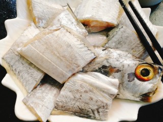 家常菜+红烧带鱼,盐一定要均匀的裹在鱼身腌15分钟左右
