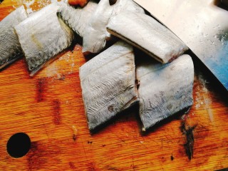 家常菜+红烧带鱼,将带鱼去嘴尖，掏去内肠，用斜刀法切大小均匀的带鱼块