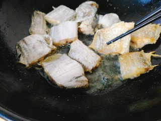 家常菜+红烧带鱼,煎至金黄即可，有一层黄就可以了，不宜煎过久，