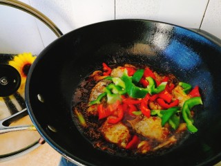 家常菜+红烧带鱼,最后加入青，红椒