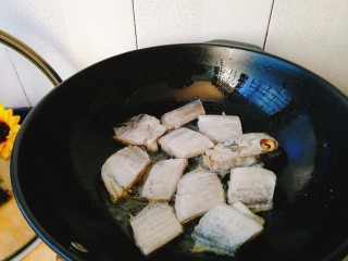 家常菜+红烧带鱼,油热后摆上带鱼