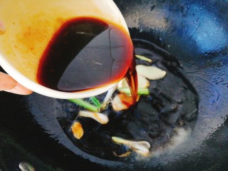 家常菜+红烧带鱼,倒入调汁大火煮开