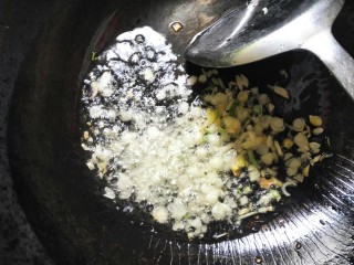 蚕豆炒野香葱,锅加入适量油烧热，放入姜蒜爆香。