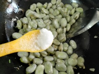 蚕豆炒野香葱,加入适量盐。