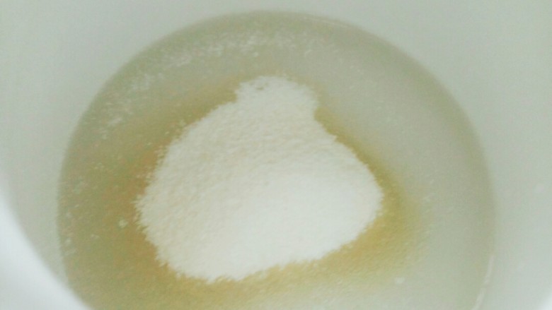 酸奶慕斯,吉利丁粉和凉水快速搅拌均匀。