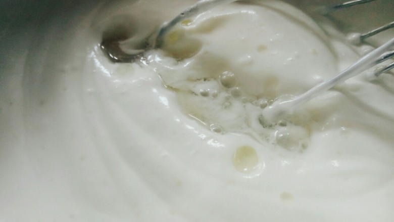 酸奶慕斯,吉利丁水中小火加热到液状，然后加入酸奶糊中，光滑状态。