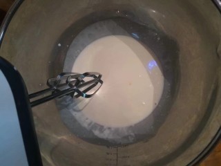 百香果奶冻,将淡奶油倒入容器中，用电动搅拌机打发至出现粗泡